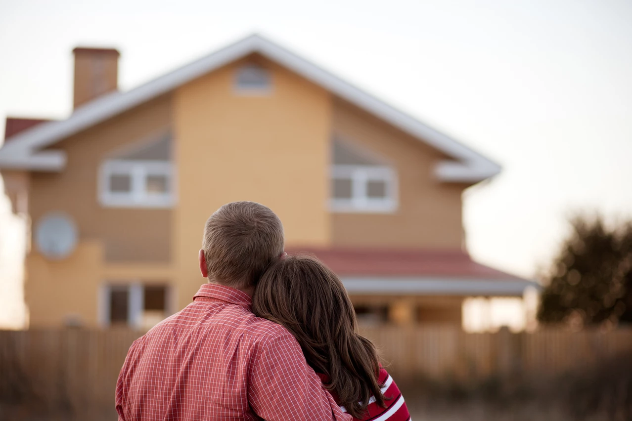 семейство купува къща с помощта на Flat Manager