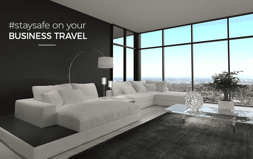 апартамент с хол с голям бял диван и панорамна гледка