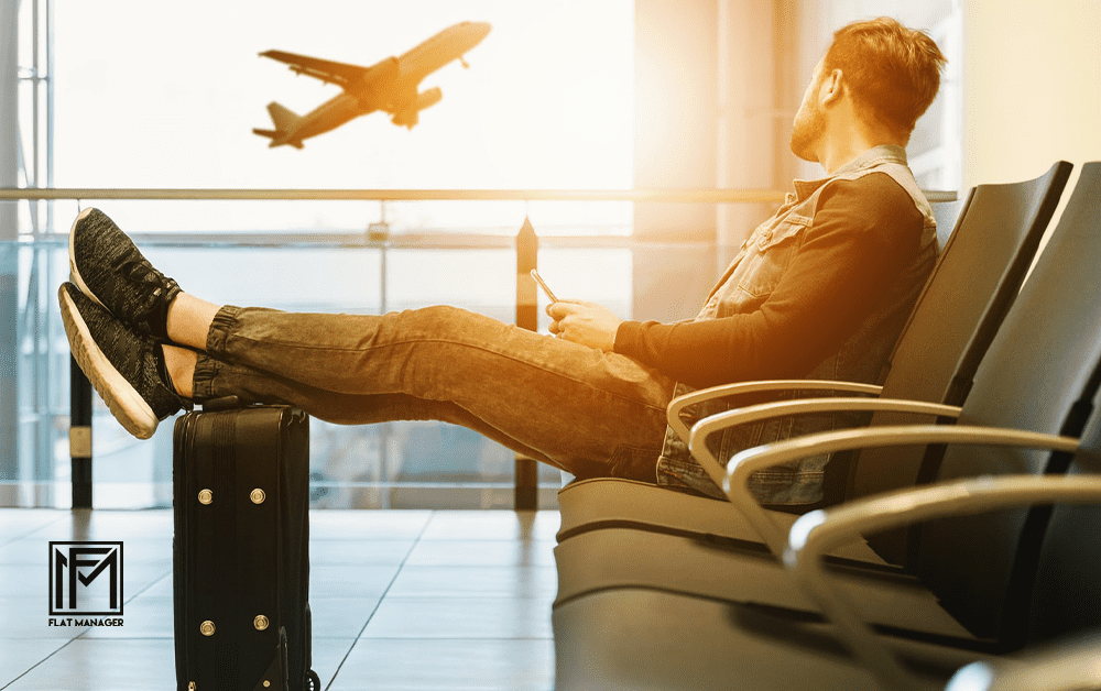 мъж гледа излитащ самолет през прозорец